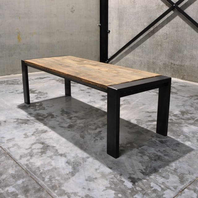 Tafel van oude eiken wagonplanken in 'The Frame'