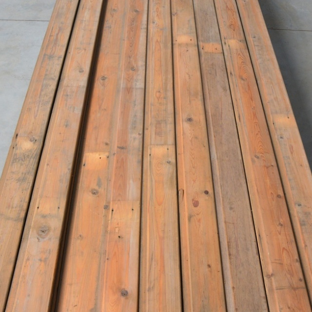 oude grenen planken met profiel