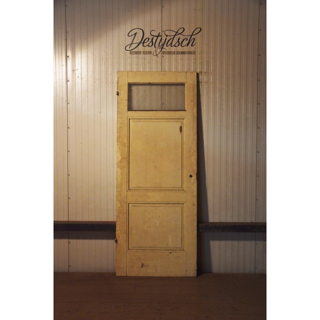 Oude paneeldeur met drie panelen