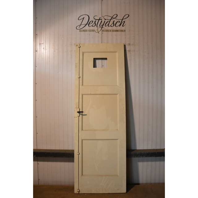 Oude paneeldeur met drie panelen