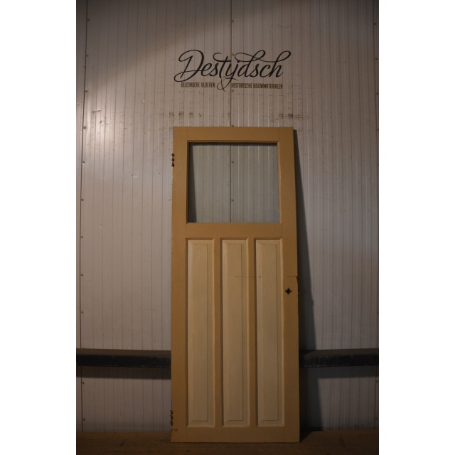 Oude paneeldeur met glas