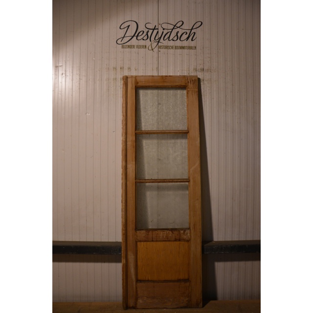 Oude geloogde deur met glas