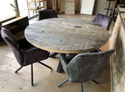 Tafels van oud eiken