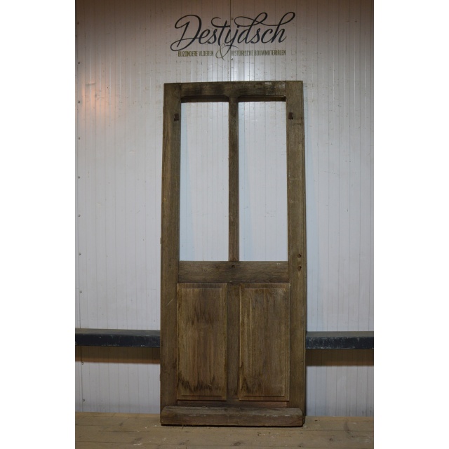 Oude geloogde deur met glas      
