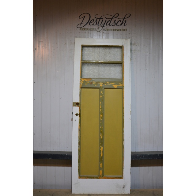 Oude paneeldeur met glas  