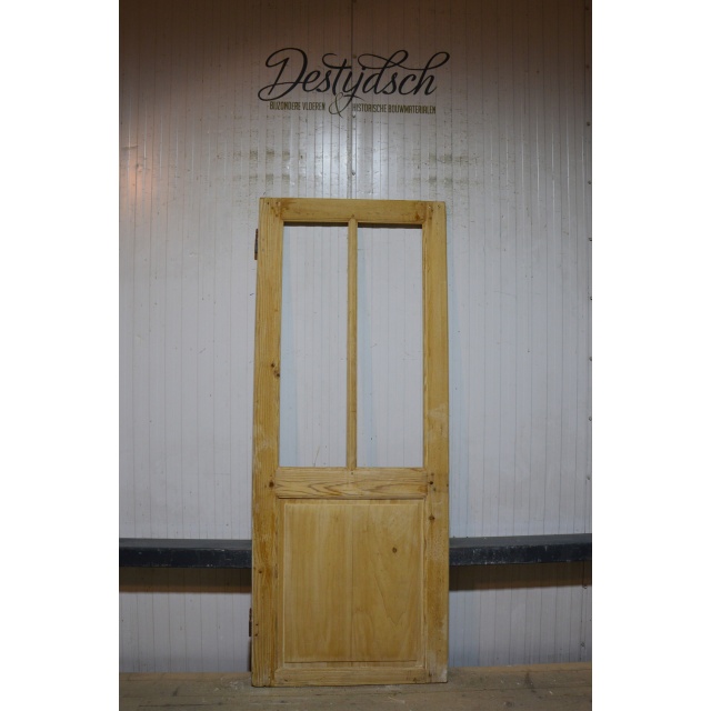 Oude geloogde deur met glas     