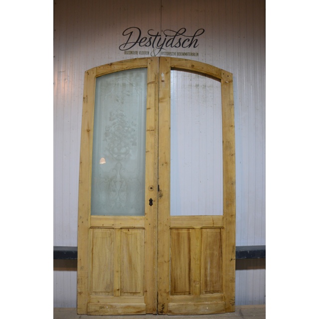 Set oude geloogde deuren met glas      