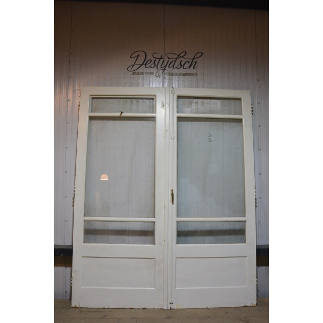 Set oude deuren met glas