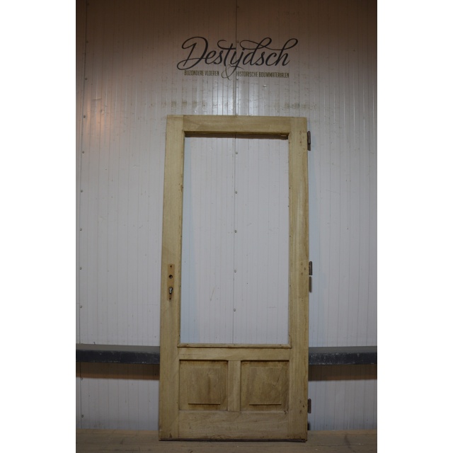 Oude geloogde opdekdeur met glas