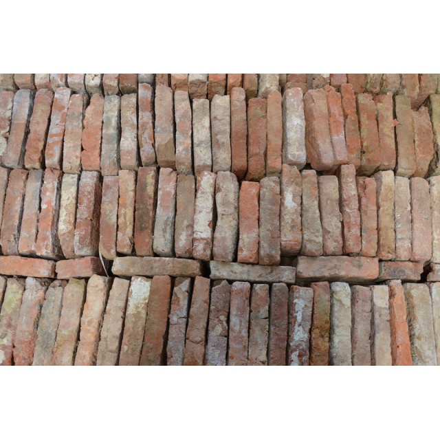 ​Oude gebikte vechtformaatstenen 