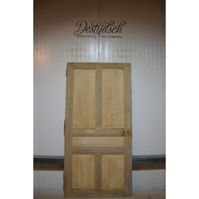 Oude geloogde deur  