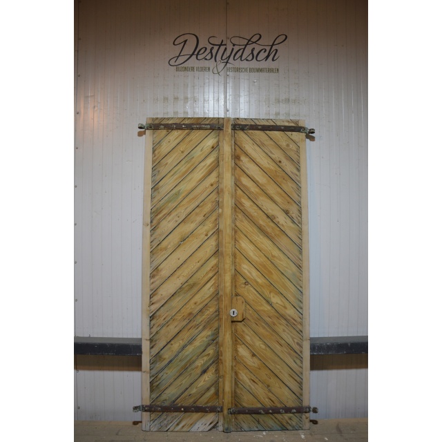 Set oude geloogde luiken  