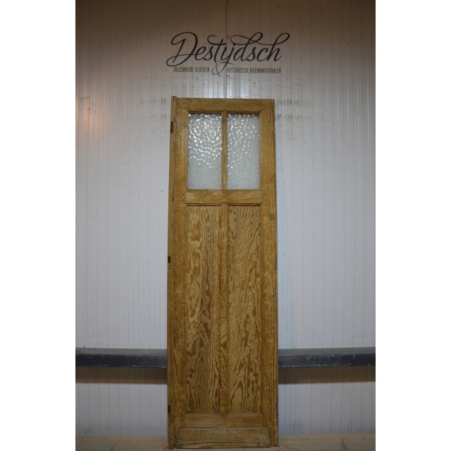 Oude geloogde deur met glas