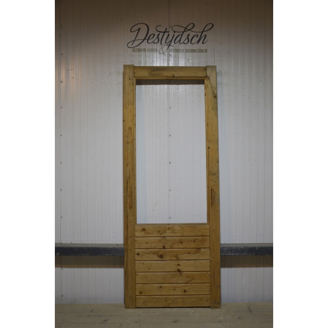 Oude geloogde deur met glas