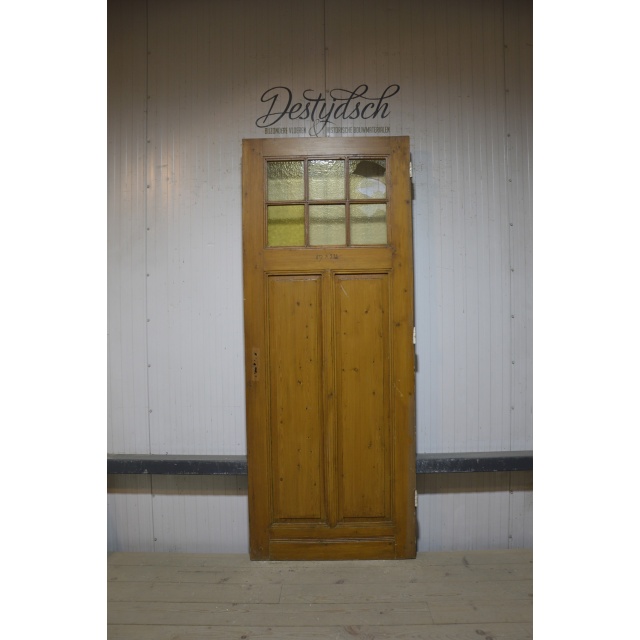 Oude paneeldeur 