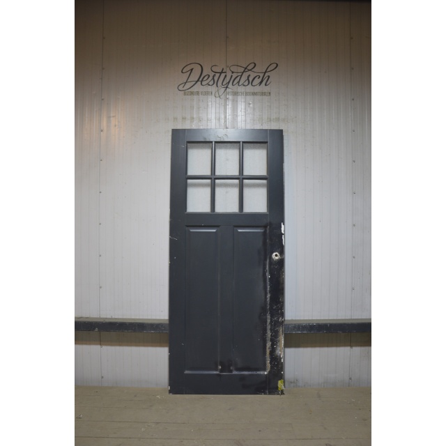 Oude opdekpaneeldeur met ruitjes 