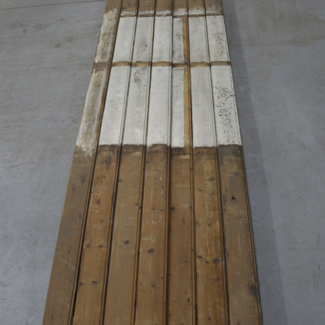 Oude geverfde planken met v-groef en kraal