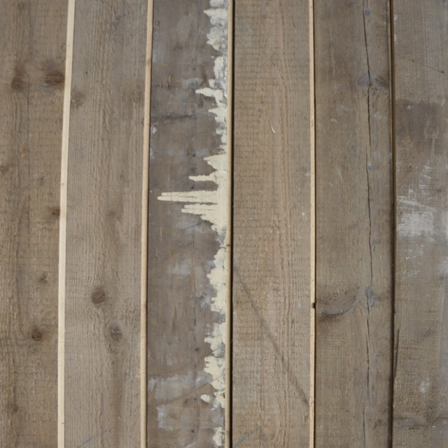 Vuren planken gezaagd uit oude balken met oude buitenkanten