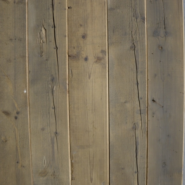Vuren planken gezaagd uit oude balken met oude buitenkanten 