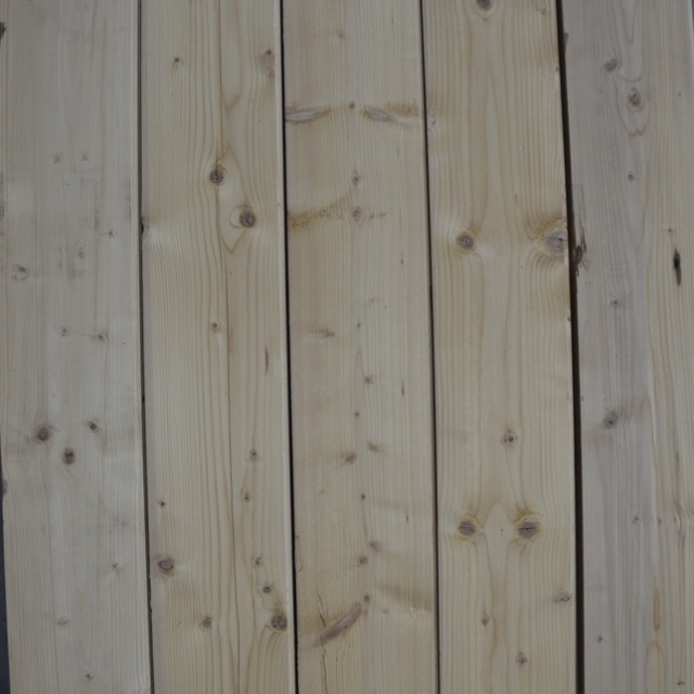 Vuren planken gezaagd uit oude balken 