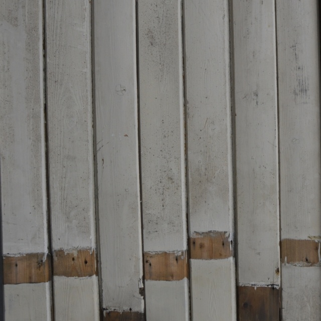 Oude geverfde planken met v-groef 