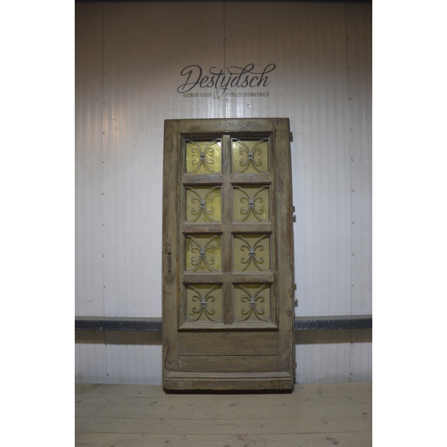 Oude voordeur met ruitjes