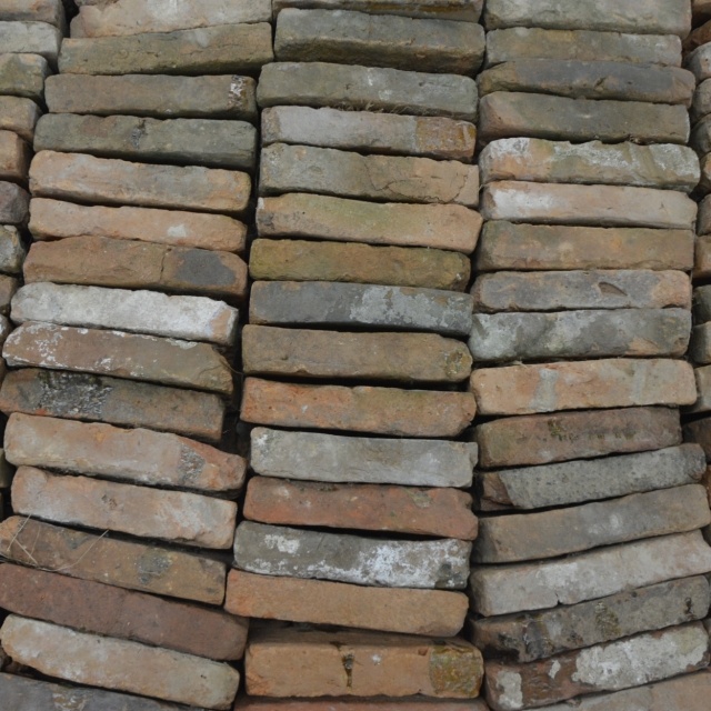 Oude gebikte handvorm metselstenen