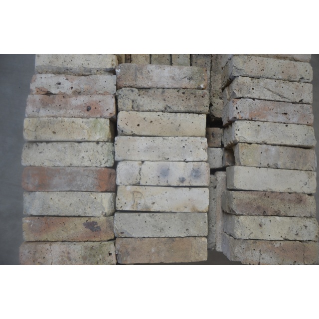 Oude gebikte vormbak stenen  