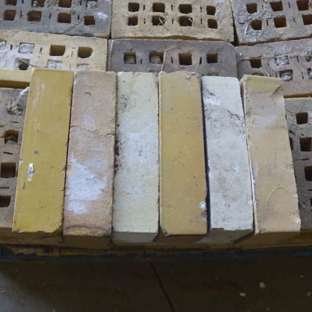 Restpartij oude gebikte plintstenen