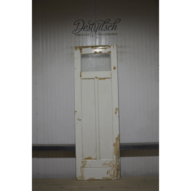 Oude drievaks paneeldeur met ruitje