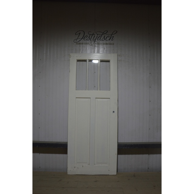 Oude drievaks paneeldeur met 3 ruitjes