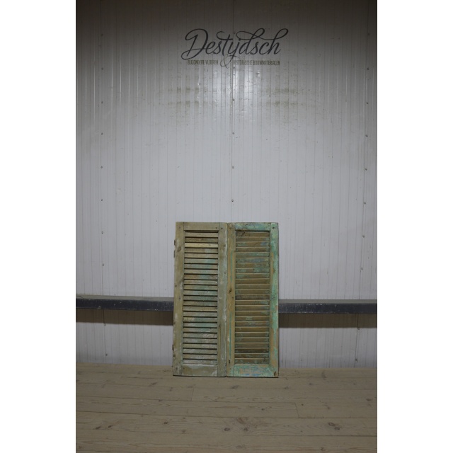 ​​Set oude geloogde louvreluiken  