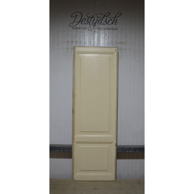 Oude klassieke tweevaks paneeldeur 