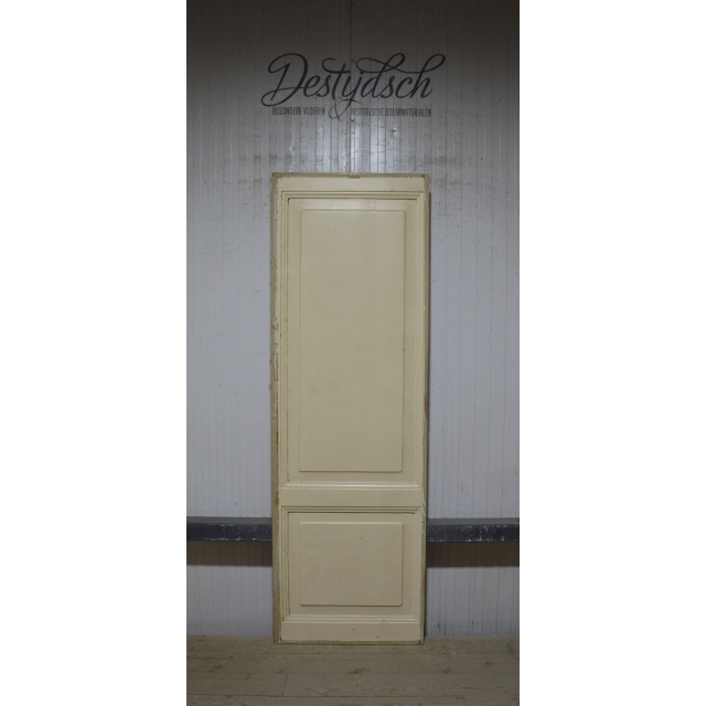 Oude klassieke tweevaks paneeldeur 