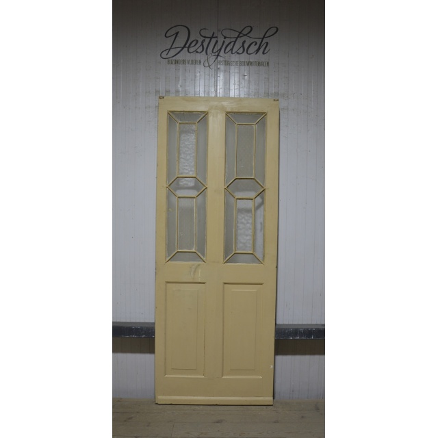 Oude klassieke tweevaks paneeldeur met ruitverdeling