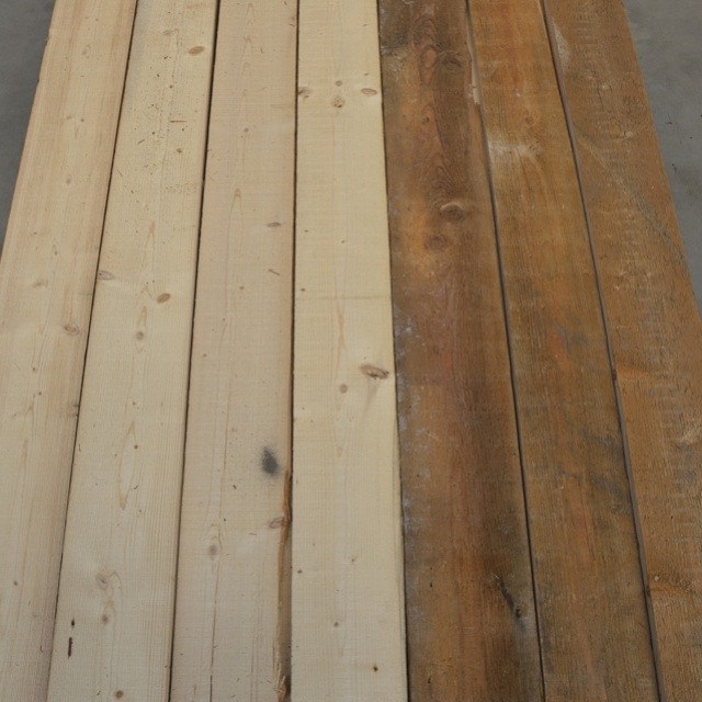 Oude vuren planken gezaagd uit oude balken
