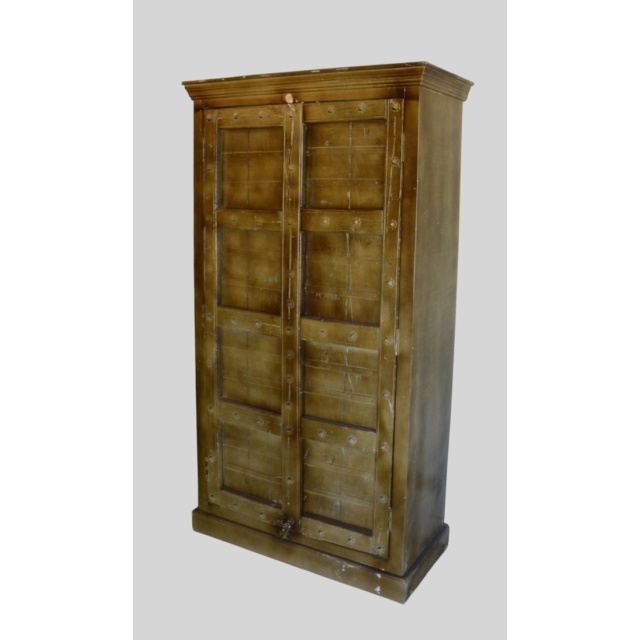 Hoge houten kast met oude deuren 