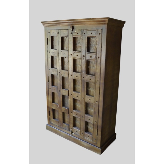 Robuuste houten kast met oude deuren   