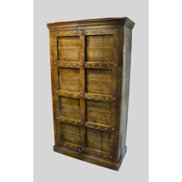 Hoge houten kast met oude paneeldeuren 