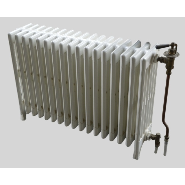 Oude klassieke ledenradiator inclusief kraan