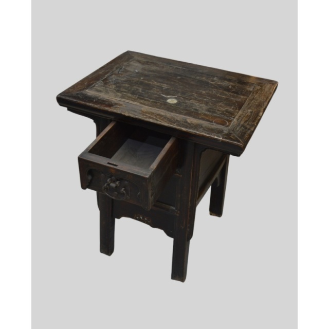 Karaktervolle houten bijzettafel met lade 