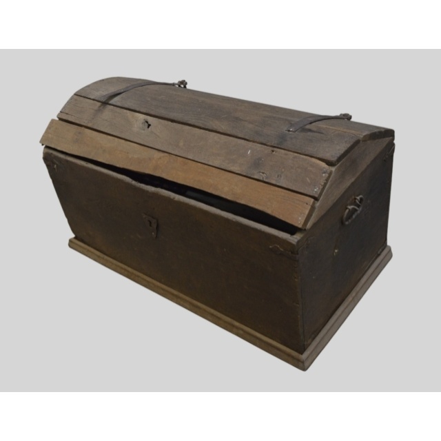 Oude houten kist met boldeksel